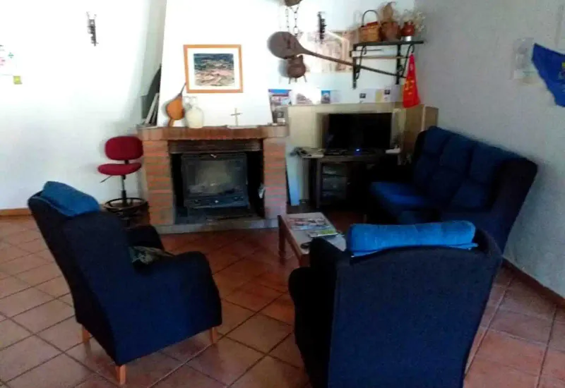 Salón y chimenea del Albergue Alba Soraya Calzada de Béjar