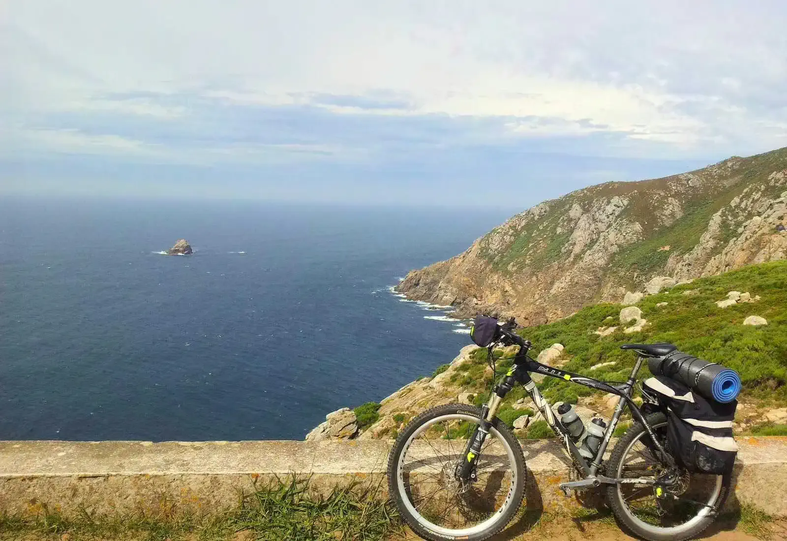 Bici en acantilado costero en cabo de Finisterre