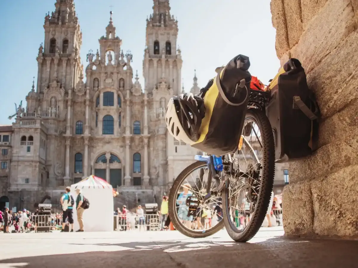 Bici en la plaza de Obradoiro en Santiago de Compostela