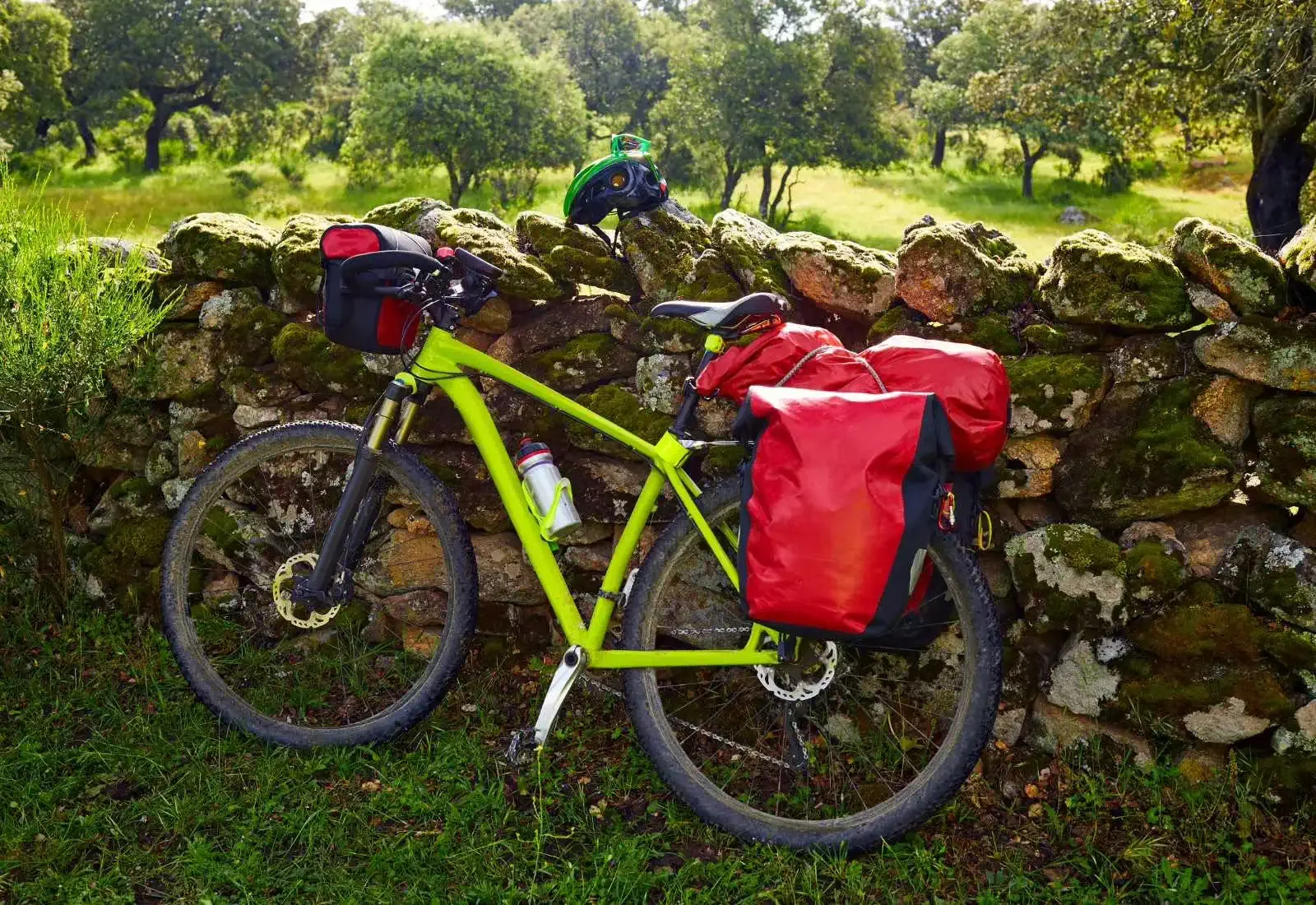 Bicicleta de peregrino sobre muralla de piedra