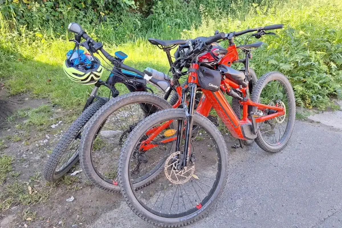 Tres bicis eléctricas recostadas unas contra otras