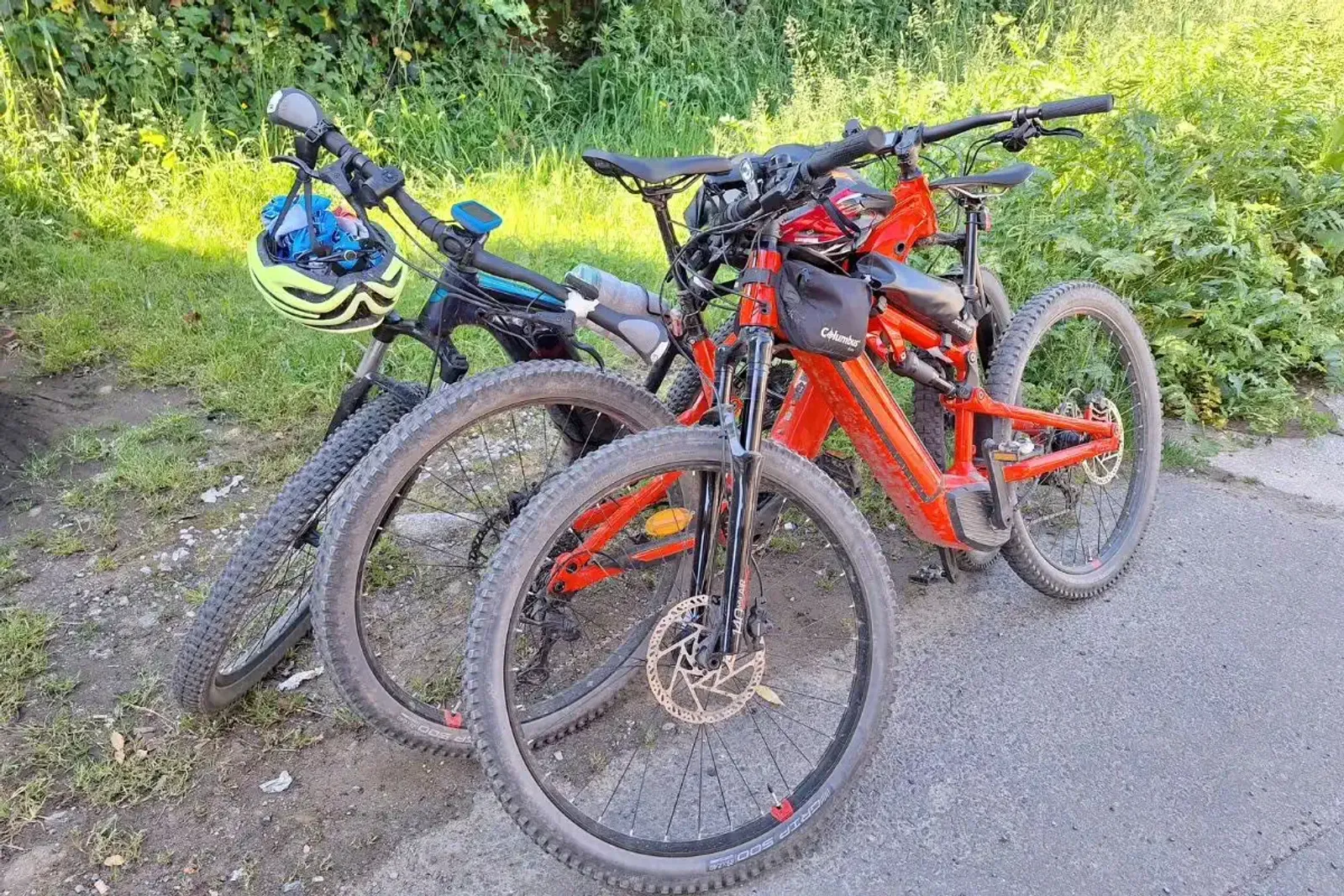 Tres bicis eléctricas recostadas unas contra otras