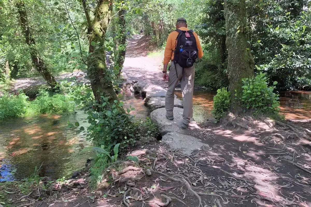 Peregrino Solitario Cruzando Pasos de Piedra Entre Palas de Rei y Arzua