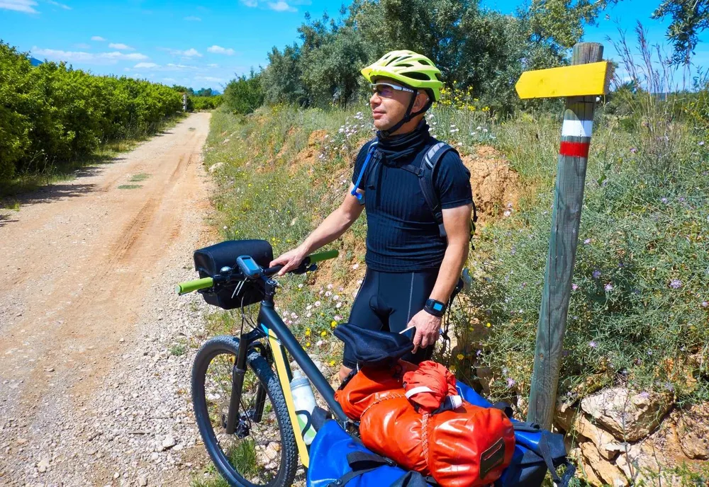 Un peregrino en bici en el camino