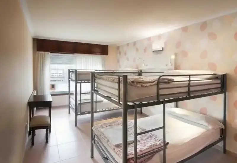 Dormitorio de albergue privado