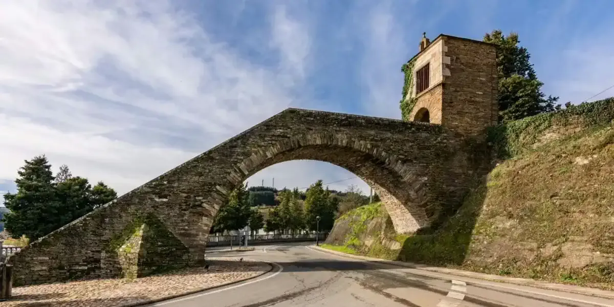 Vista Lateral de las Escalinata de la Capilla de las Nieves en Portomarín