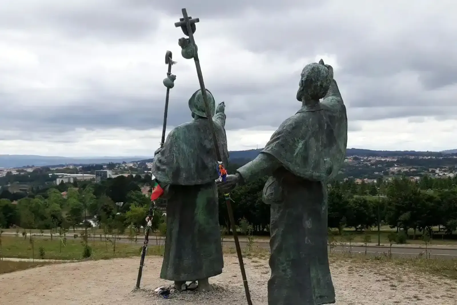 Estatua de los peregrinos en Monte do Gozo, al llegar a Santiago