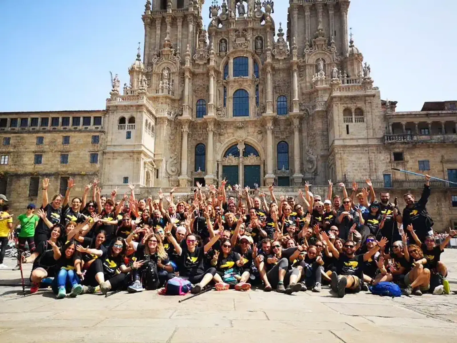 Grupo celebrando en la Plaza del Obradoiro, frente a la Catedral de Santiago de Compostela