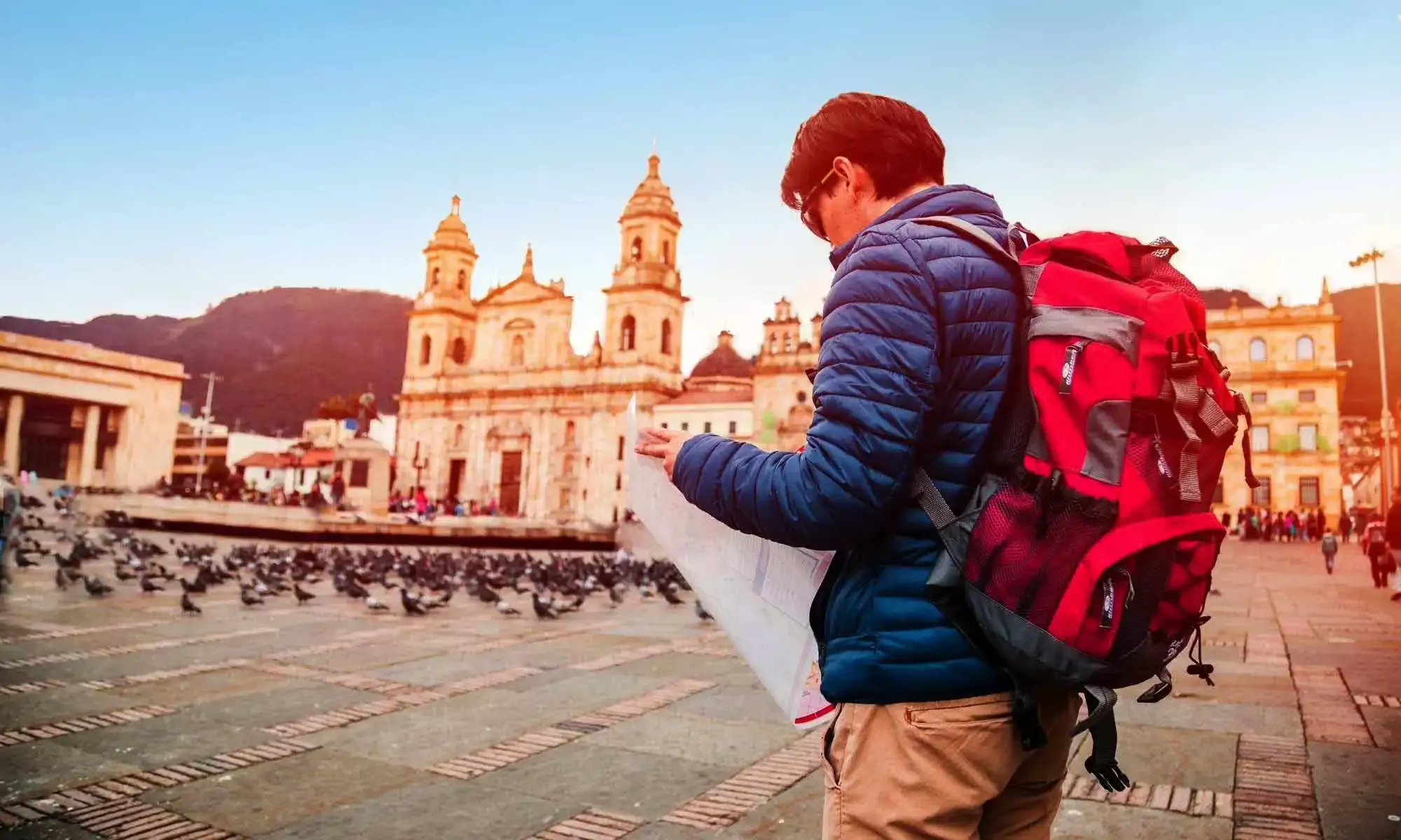 Peregrino Revisando Mapa en la Plaza de Bolívar, Bogotá, Colombia