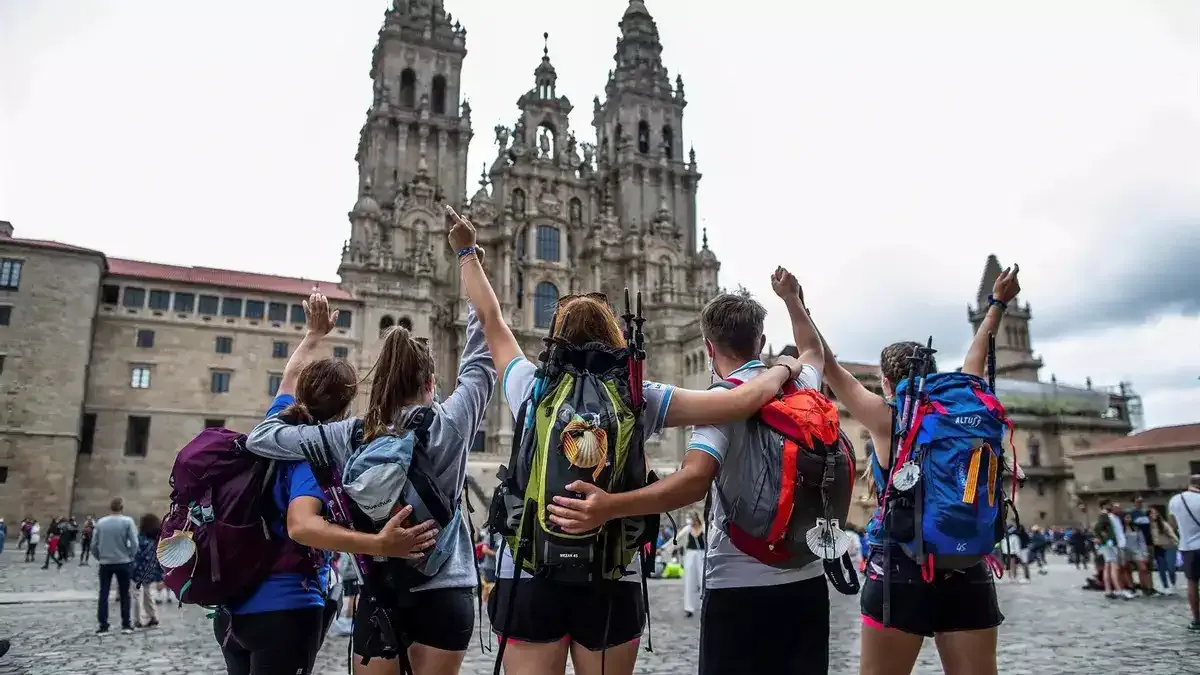 Grupo de peregrinos en la Catedral de Santiago culminando el Camino