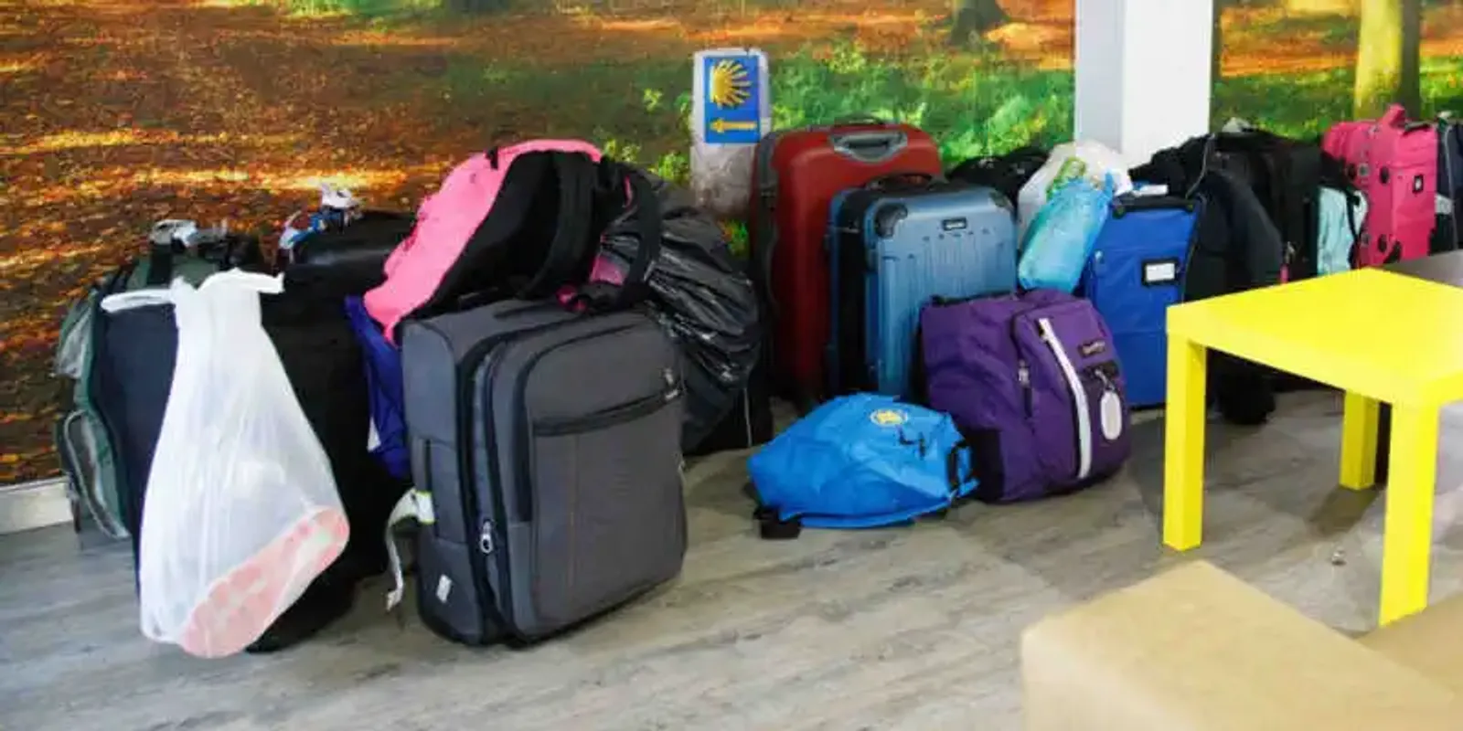 Maletas y mochilas en un albergue