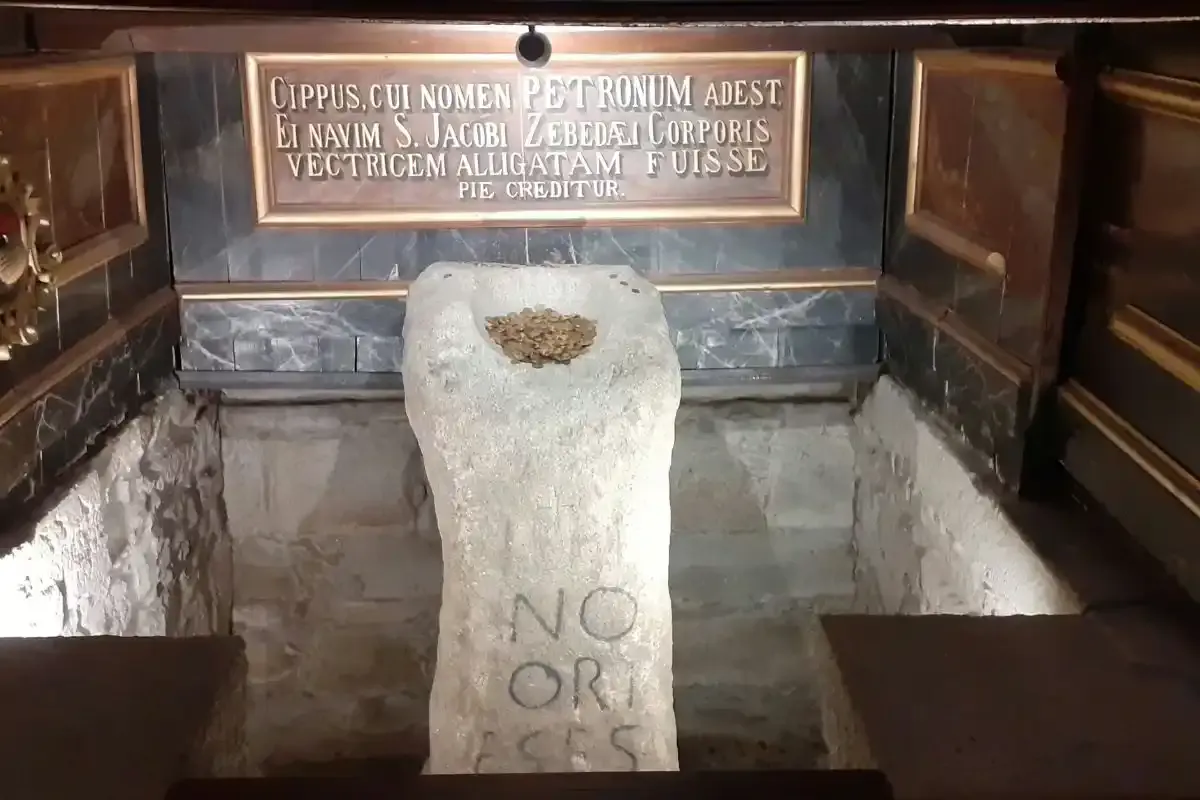 Pedrón en la Iglesia de Santiago de Padrón