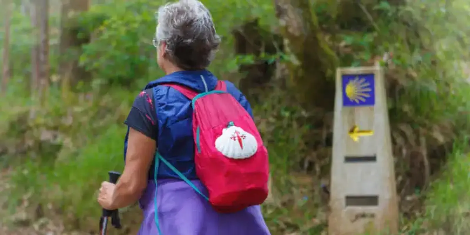 Peregrina con mochila pequeña
