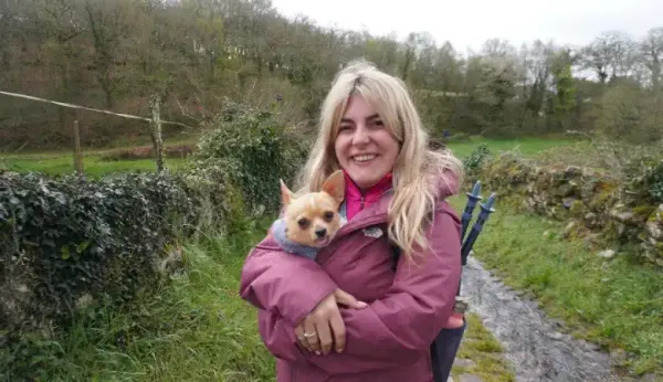 Peregrina junto a un cachorro