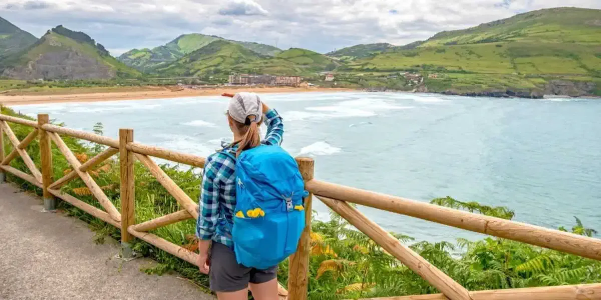 Peregrina Solitaria Realizando el Camino en Playa de la Arena en Muskiz