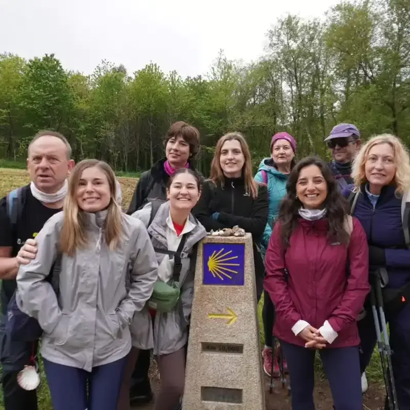 Peregrinos en grupo organizado en señal 10km