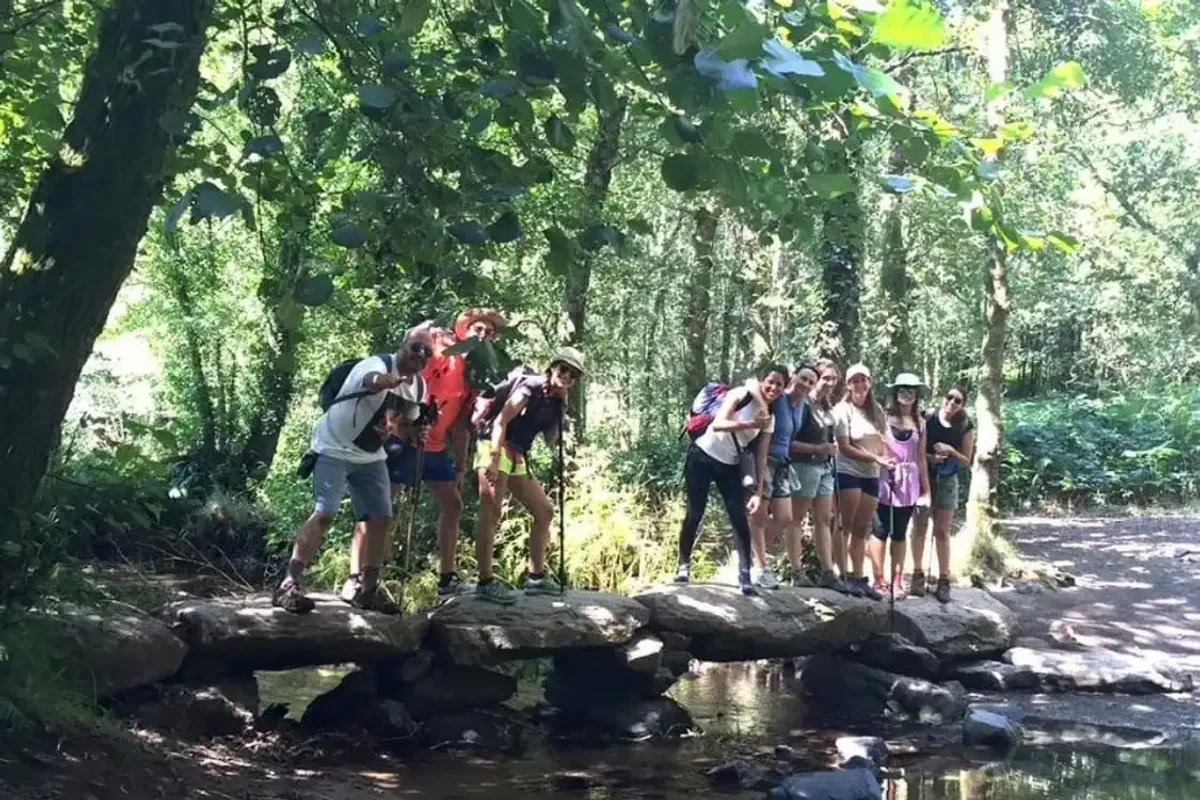 Peregrinos en un grupo organizado en el río Catasol, a las afueras de Melide, en el Camino Francés