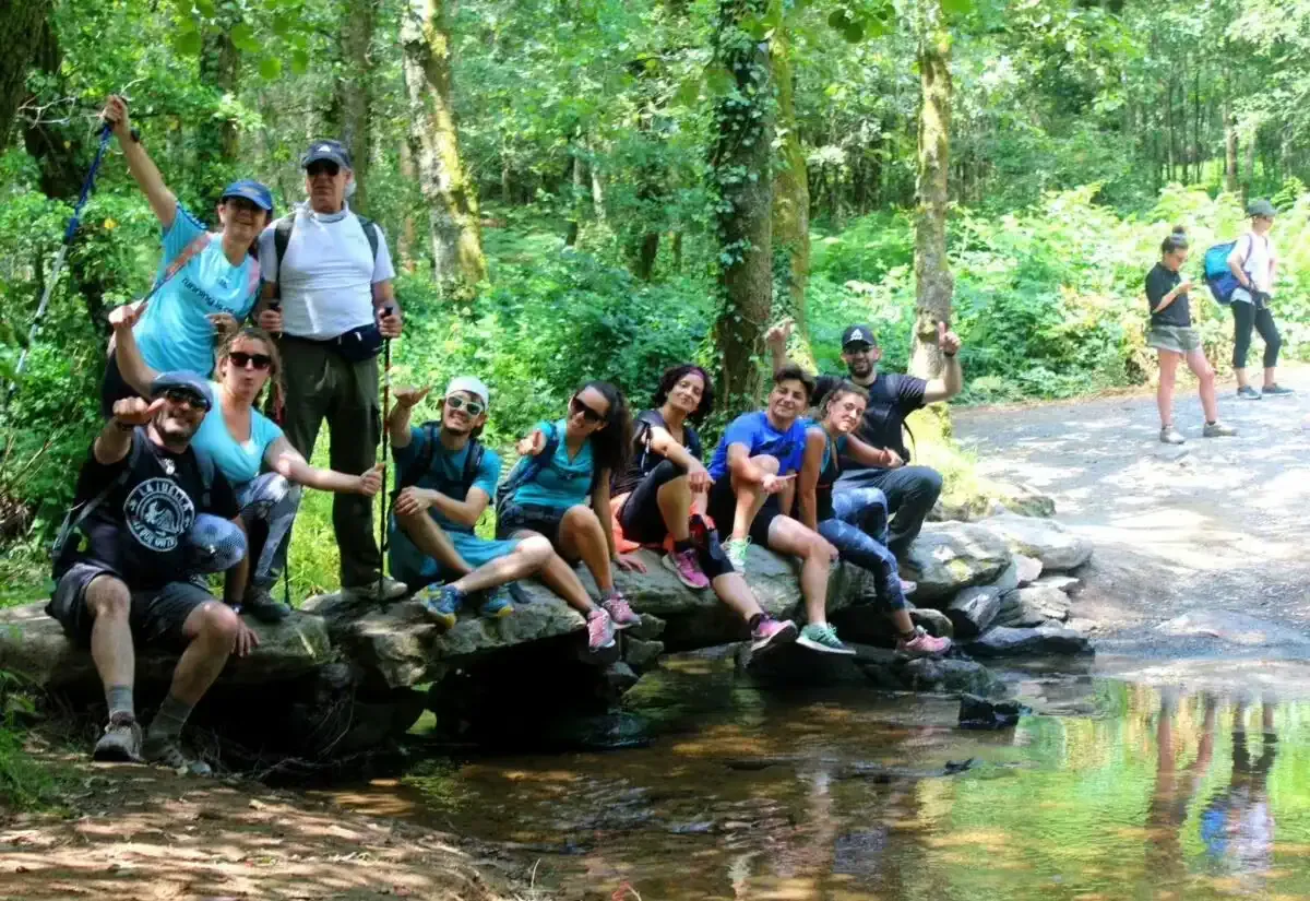 Peregrinos en Grupo Sobre Pasos de Piedra entre Palas de Rei y Arzua temporada de Septiembre