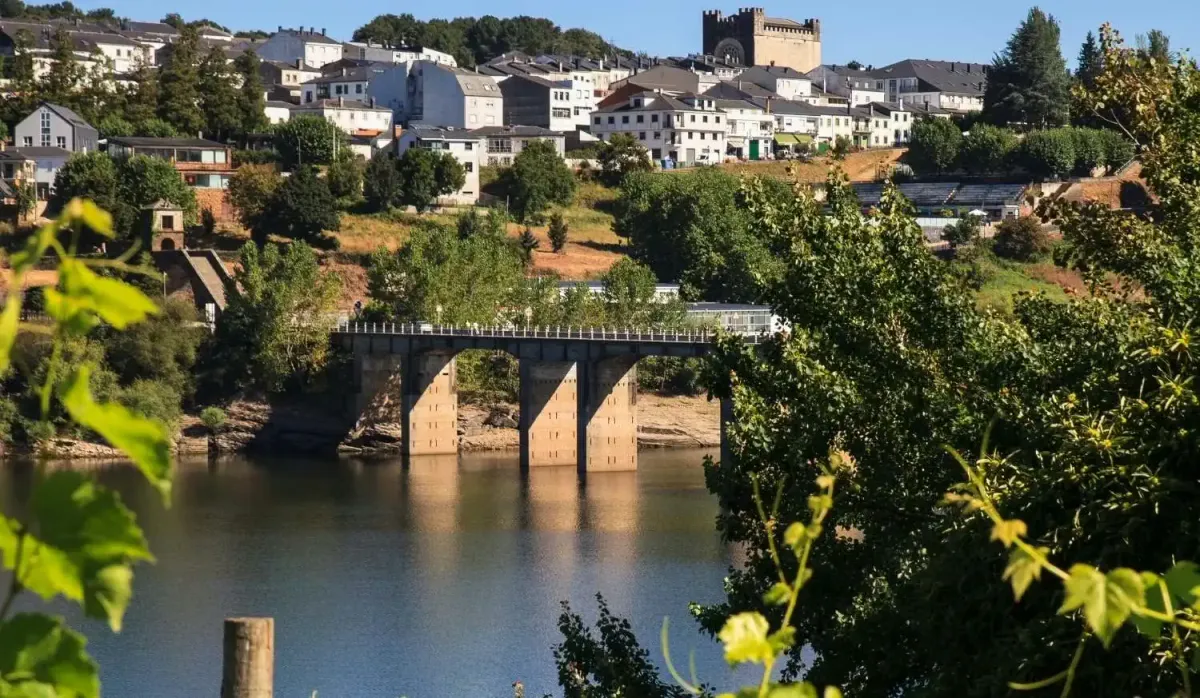 Puente de Portomarín sobre el Río Miño