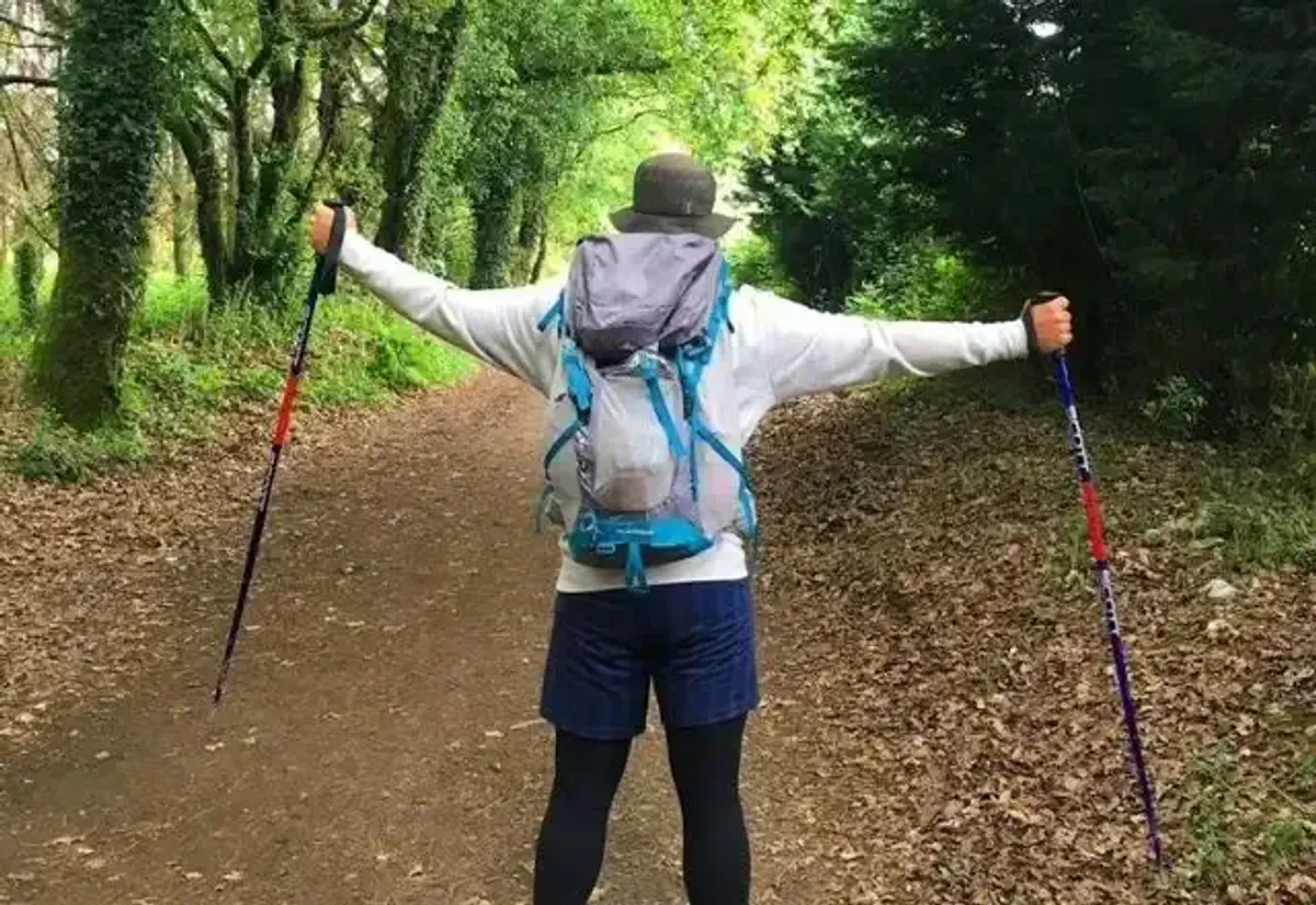 Un peregrino disfrutando el camino desde Sarria en un sendero